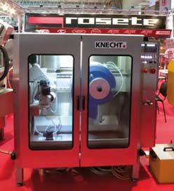 <b>Teófilo Rosete</b> presentó la <i>A-950</i>, fabricada por la firma Knecht que pertenece a una nueva generación de máquinas <i>afiladoras totalmente automáticas</i>.